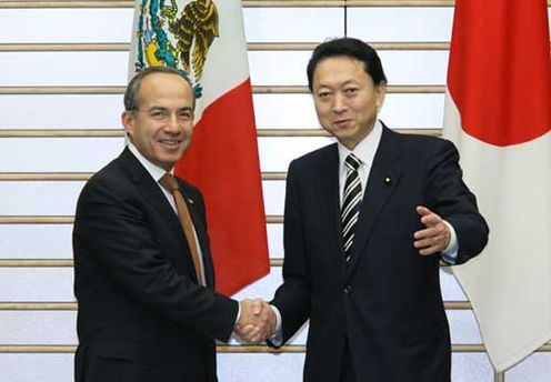 Photograph of Prime Minister Hatoyama shaking hands with President Felipe Calderón Hinojosa