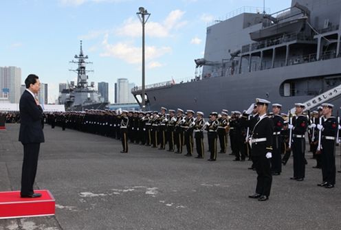 Photograph of the Prime Minister receiving the salute of a guard of honor at the event for the return of the unit dispatched in the Indian Ocean
