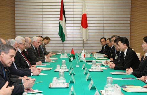 Photograph of Prime Minister Hatoyama holding talks with President Mahmoud Abbas