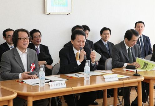Photograph of the Prime Minister meeting with school staff