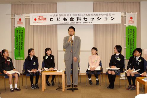 Photograph of the Prime Minister delivering an address at the Children's Food Session (Photograph courtesy of FOOD ACTION NIPPON)