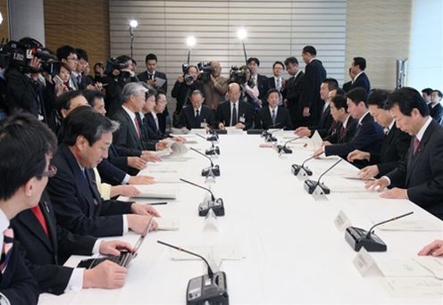 Photograph of the Prime Minister attending a meeting of the Ministerial Council on Monthly Economic Report and Other Relative Issues (2)