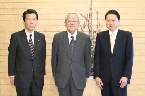 Photograph of Prime Minister Hatoyama taking a commemorative photograph with Special Advisor to the Cabinet Kazuo Inamori (2)