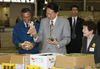 Photograph of the Prime Minister visiting the Akaoka Fruit and Vegetable Market (1)