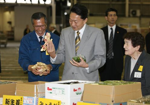 Photograph of the Prime Minister visiting the Akaoka Fruit and Vegetable Market (1)