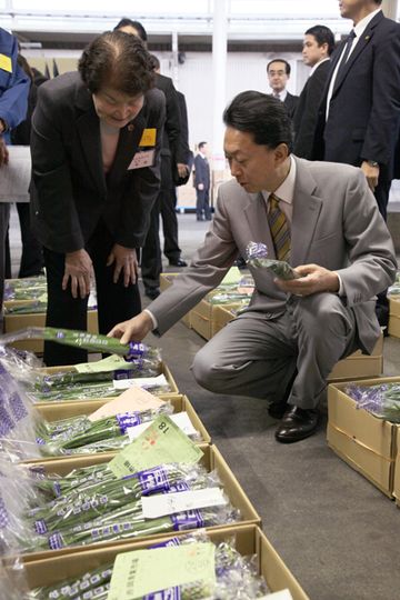Photograph of the Prime Minister visiting the Akaoka Fruit and Vegetable Market (2)