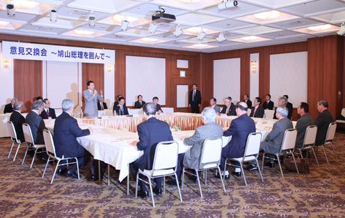 Photograph of Prime Minister Hatoyama exchanging views with Governor of Kochi Prefecture Ozaki and other people in the prefecture