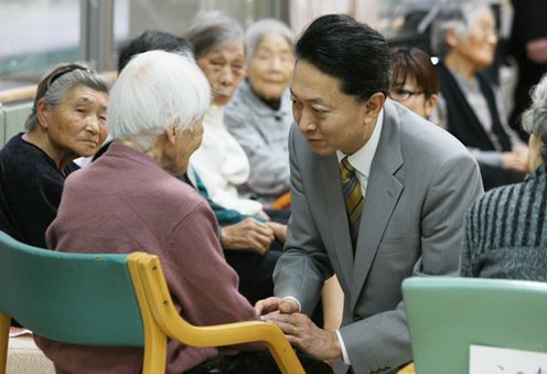 Photograph of the Prime Minister visiting a special elderly nursing home