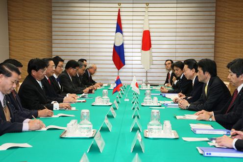 Photograph of Prime Minister Hatoyama holding talks with President Choummaly