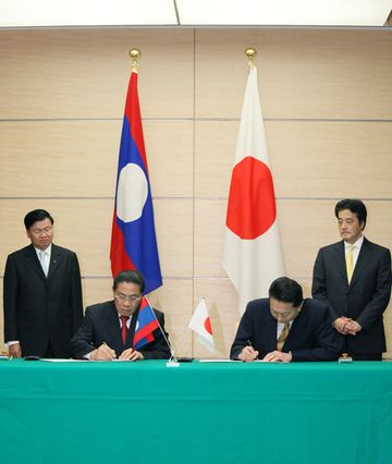 Photograph of Prime Minister Hatoyama and President Choummaly attending a signing ceremony for a joint statement