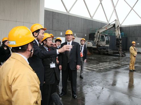 Photograph of the Prime Minister observing a recycling facility for bulk metal waste