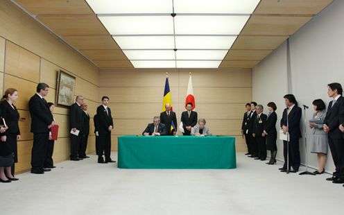 Photograph of the two leaders attending the signing ceremony (1)