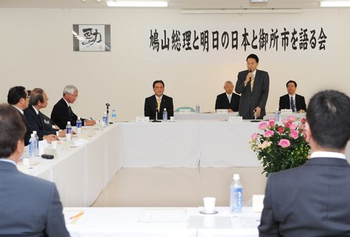 Photograph of the Prime Minister meeting with business managers and others in Gose City