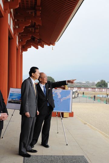 Photograph of the Prime Minister observing Heijokyu Palace, a special historic site