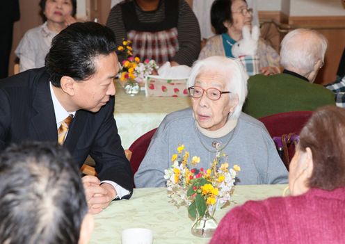 Photograph of the Prime Minister visiting a nursing case facility (5)