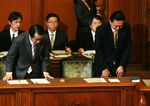 Photograph of the Prime Minister taking a vow upon the passage of the fiscal 2010 budget