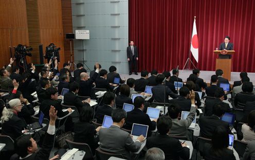 Photograph of the Prime Minister holding a press conference (4)