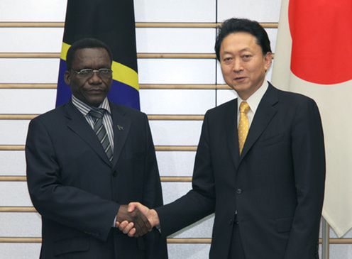 Photograph of Prime Minister Hatoyama shaking hands with Prime Minister Pinda