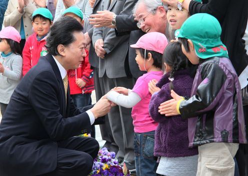Photograph of the Prime Minister receiving a welcome from pre-school children