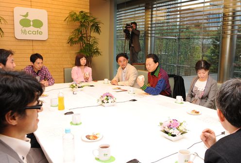 Photograph of the Prime Minister having a conversation with the participants in the 