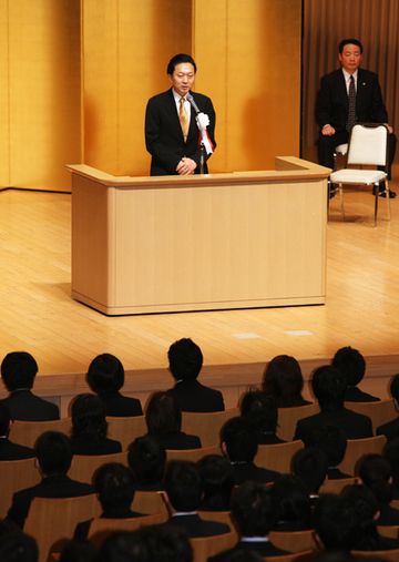 Photograph of the Prime Minister delivering an address to new civil servants 3