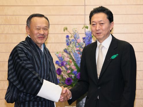 Photograph of Prime Minister Hatoyama shaking hands with Prime Minister Jigmi Y. Thinley of the Kingdom of Bhutan