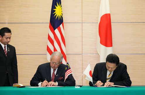 Photograph of the two leaders attending the signing ceremony