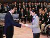 Photograph of the Prime Minister presenting a commemorative gift to Ms. Mao Asada