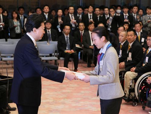 Photograph of the Prime Minister presenting a commemorative gift to Ms. Mao Asada