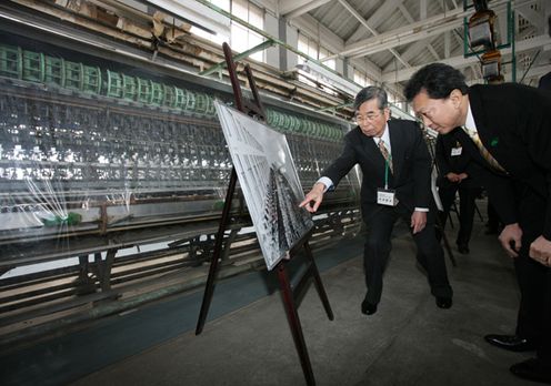 Photograph of the Prime Minister observing Tomioka Silk Mill