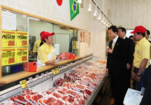 Photograph of the Prime Minister observing a workplace employing foreigners