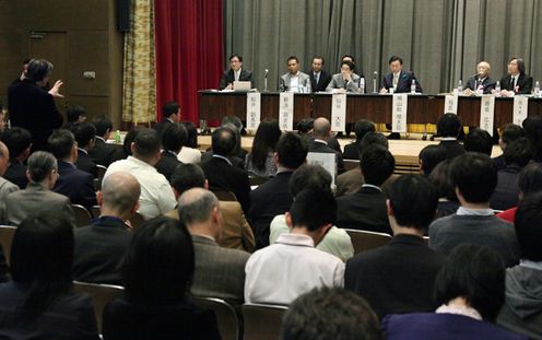 Photograph of the Prime Minister attending the panel discussion 2