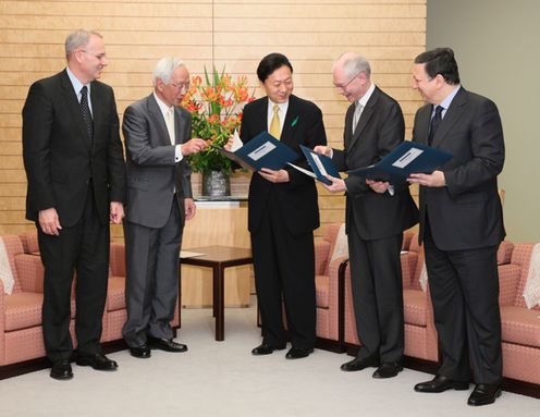 Photograph of the ceremony of delivering recommendations from the EU-Japan Business Round Table