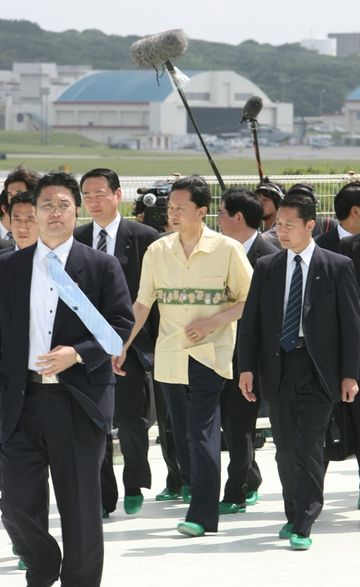 Photograph of the Prime Minister observing US Marine Corps Air Station Futenma 1