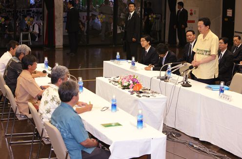 Photograph of the Prime Minister holding talks with Mayor Inamine of Nago City
