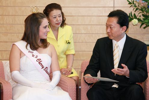 Photograph of the Prime Minister enjoying talks with the United States Cherry Blossom Queen