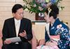 Photograph of the Prime Minister enjoying talks with the Japan Cherry Blossom Queen