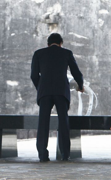 Photograph of the Prime Minister offering flowers at the Peace Memorial Park