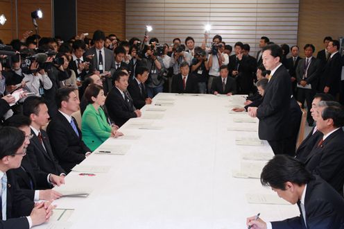 Photograph of the Prime Minister presenting the basic response policy 2