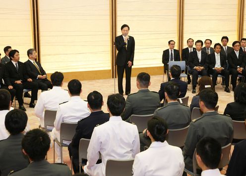 Photograph of the Prime Minister greeting the participants of the Pacific Partnership 1