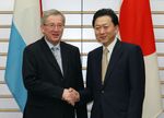 Photograph of Prime Minister Hatoyama shaking hands with Prime Minister Juncker
