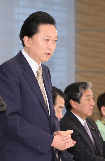 Photograph of the Prime Minister delivering an address at a meeting of the Headquarters against Foot-and-Mouth Disease 2