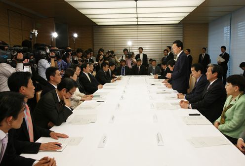 Photograph of the Prime Minister delivering an address at a meeting of the Headquarters against Foot-and-Mouth Disease 3