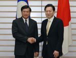 Photograph of Prime Minister Hatoyama shaking hands with Prime Minister Bouasone Bouphavanh