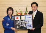 Photograph of the Prime Minister receiving a commemorative gift from Astronaut Yamazaki