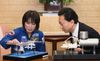 Photograph of the Prime Minister listening to explanation by Astronaut Yamazaki 2