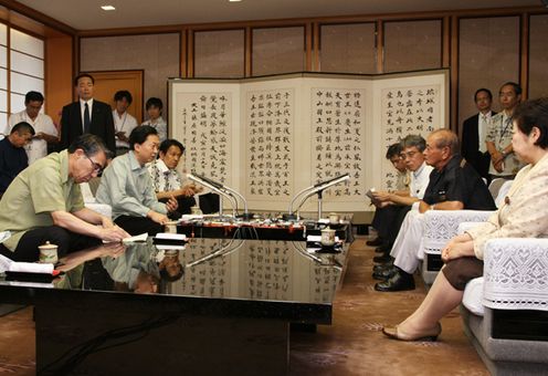 Photograph of the Prime Minister holding talks with Governor Nakaima of Okinawa Prefecture 1