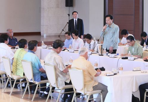 Photograph of the Prime Minister meeting with the heads of municipalities in Northern Okinawa 2