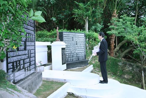 Photograph of the Prime Minister offering flowers at the Kozakura-no-To monument