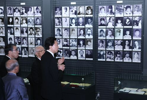 Photograph of the Prime Minister observing the Tsushima-maru Memorial Museum
